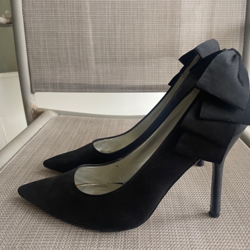 NINA BLACK SATIN POINTED TOE PUMPS w BOWS